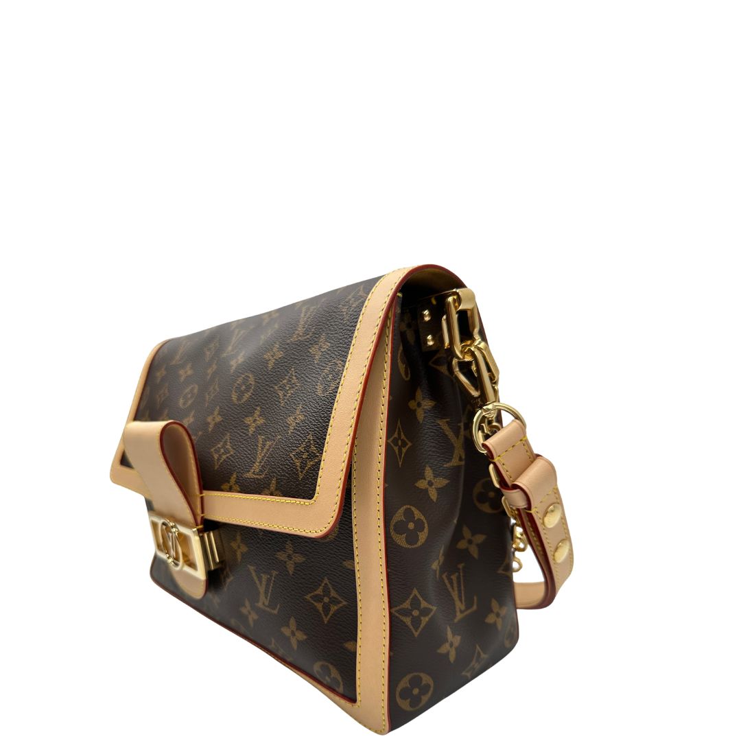 Laterale, Borsa Louis Vuitton Dauphine Soft in canvas marrone monogram con finiture in vacchetta naturale e parti metalliche dorate. Originale, usata, di lusso, in ottime condizioni.