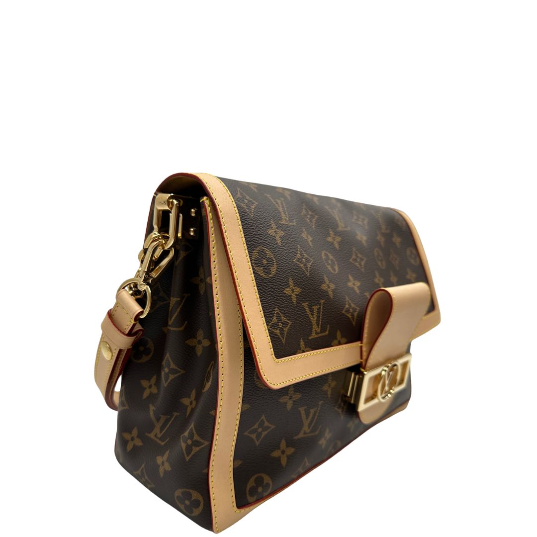 Laterale, Borsa Louis Vuitton Dauphine Soft in canvas marrone monogram con finiture in vacchetta naturale e parti metalliche dorate. Originale, usata, di lusso, in ottime condizioni.