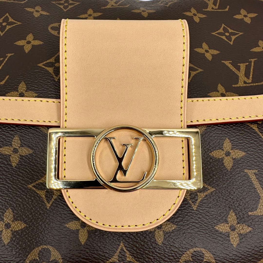 Chiusura, Borsa Louis Vuitton Dauphine Soft in canvas marrone monogram con finiture in vacchetta naturale e parti metalliche dorate. Originale, usata, di lusso, in ottime condizioni.