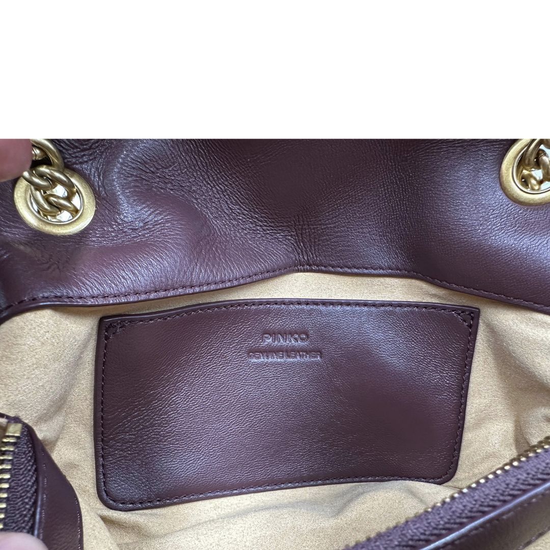 interno Borsa Pinko nella versione media in morbida nappa bordeaux trapuntata e hardware dorato, indossabile a tracolla o a spalla, di lusso, originale, ottime condizioni, usata 