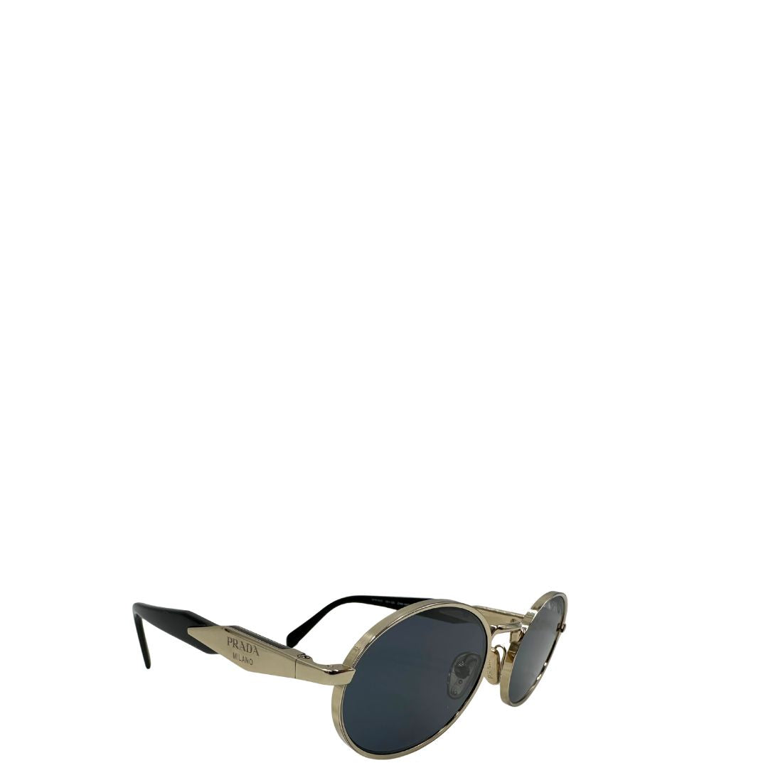  Occhiali da sole Prada dal design rotondo e sofisticato, con montatura in metallo dorato chiaro e lenti scure. Originale, usati, di lusso, in ottime condizioni.