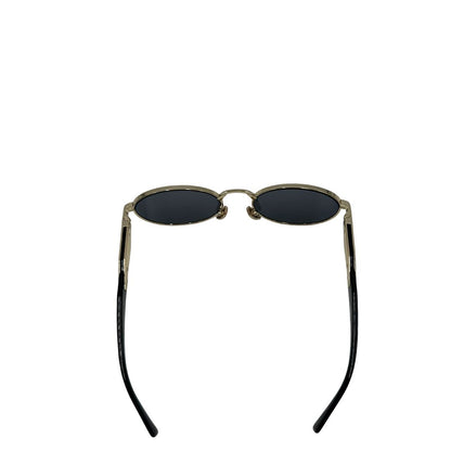  Occhiali da sole Prada dal design rotondo e sofisticato, con montatura in metallo dorato chiaro e lenti scure. Originale, usati, di lusso, in ottime condizioni.