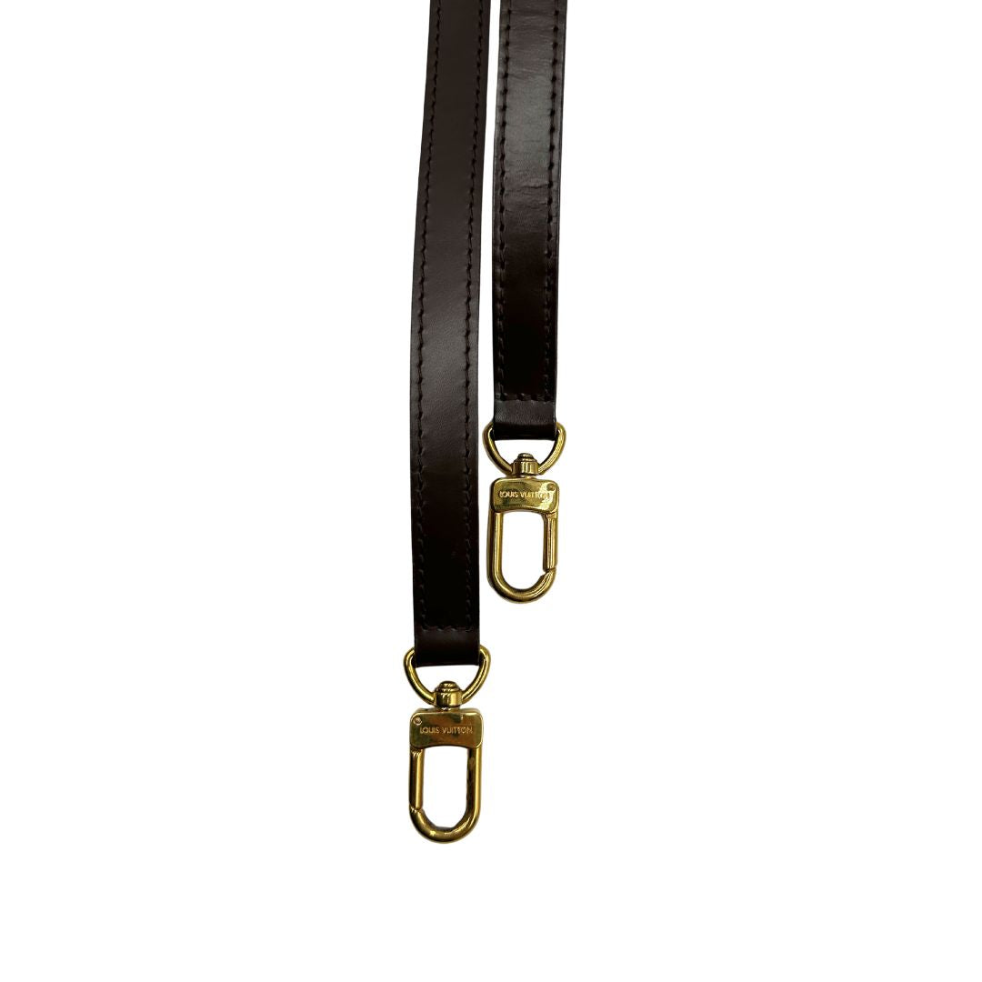 Accessorio tracolla Louis Vuitton realizzato in pelle marrone regolabile con fibbia. Originale, usata, di lusso, in condizioni eccellenti.