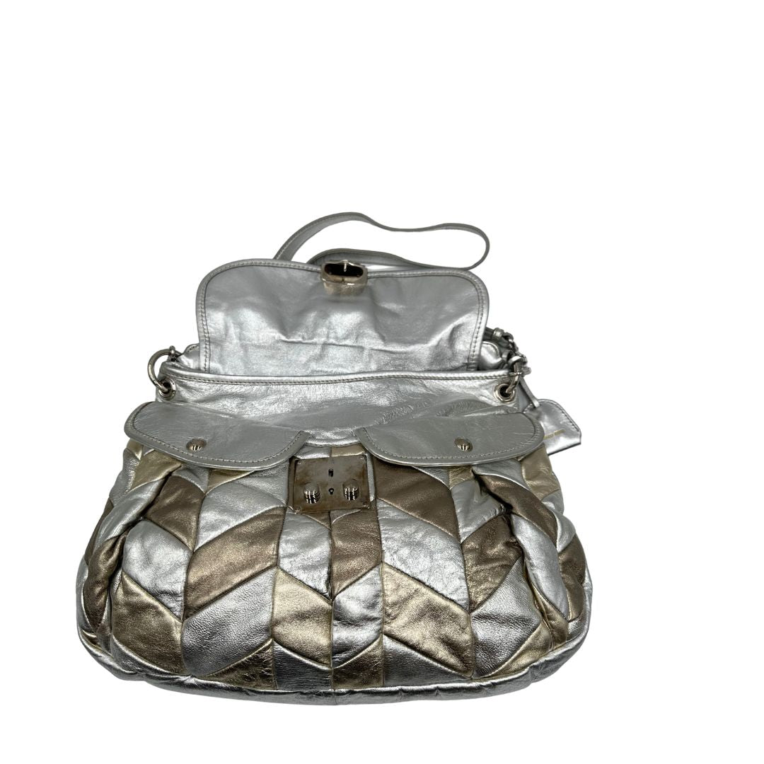chiusura Borsa Miu Miu in pelle matelassè color argento e oro champagne con parti metalliche argentate, di lusso, originale, ottime condizioni 