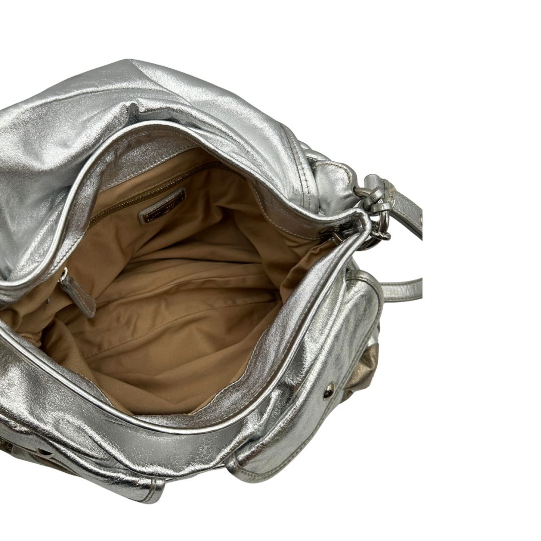 interno Borsa Miu Miu in pelle matelassè color argento e oro champagne con parti metalliche argentate, di lusso, originale, ottime condizioni