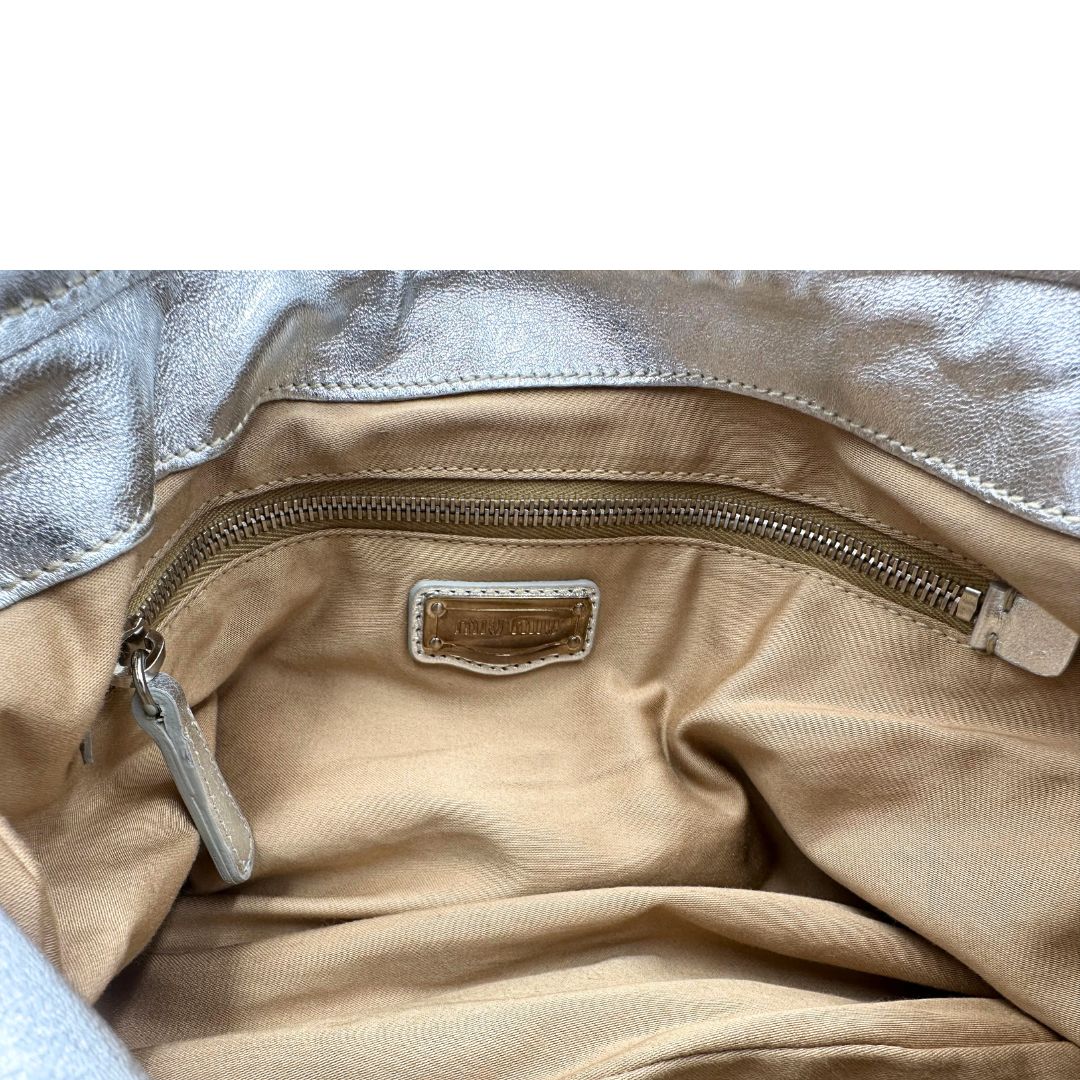 interno Borsa Miu Miu in pelle matelassè color argento e oro champagne con parti metalliche argentate, di lusso, originale, ottime condizioni