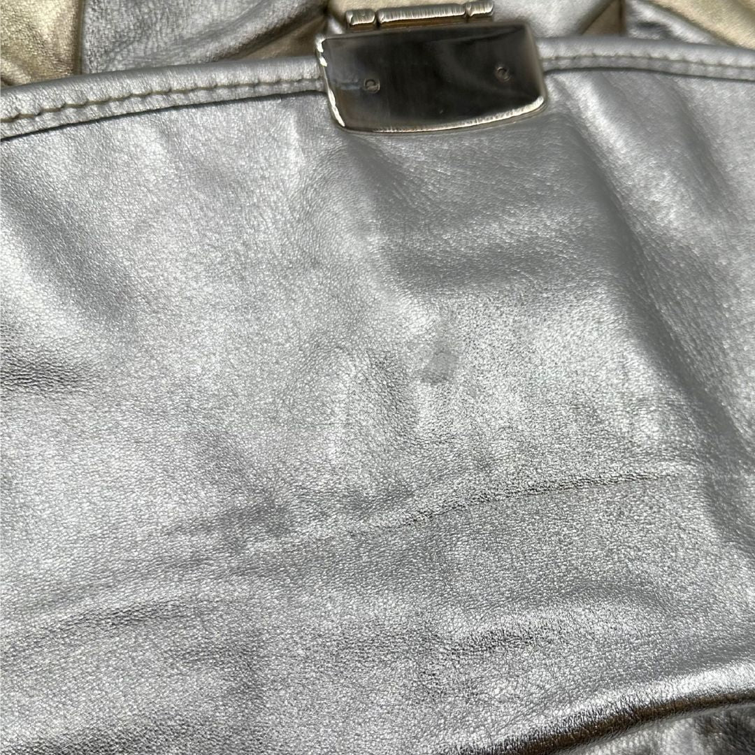 Borsa Miu Miu in pelle matelassè color argento e oro champagne con parti metalliche argentate, di lusso, originale, ottime condizioni