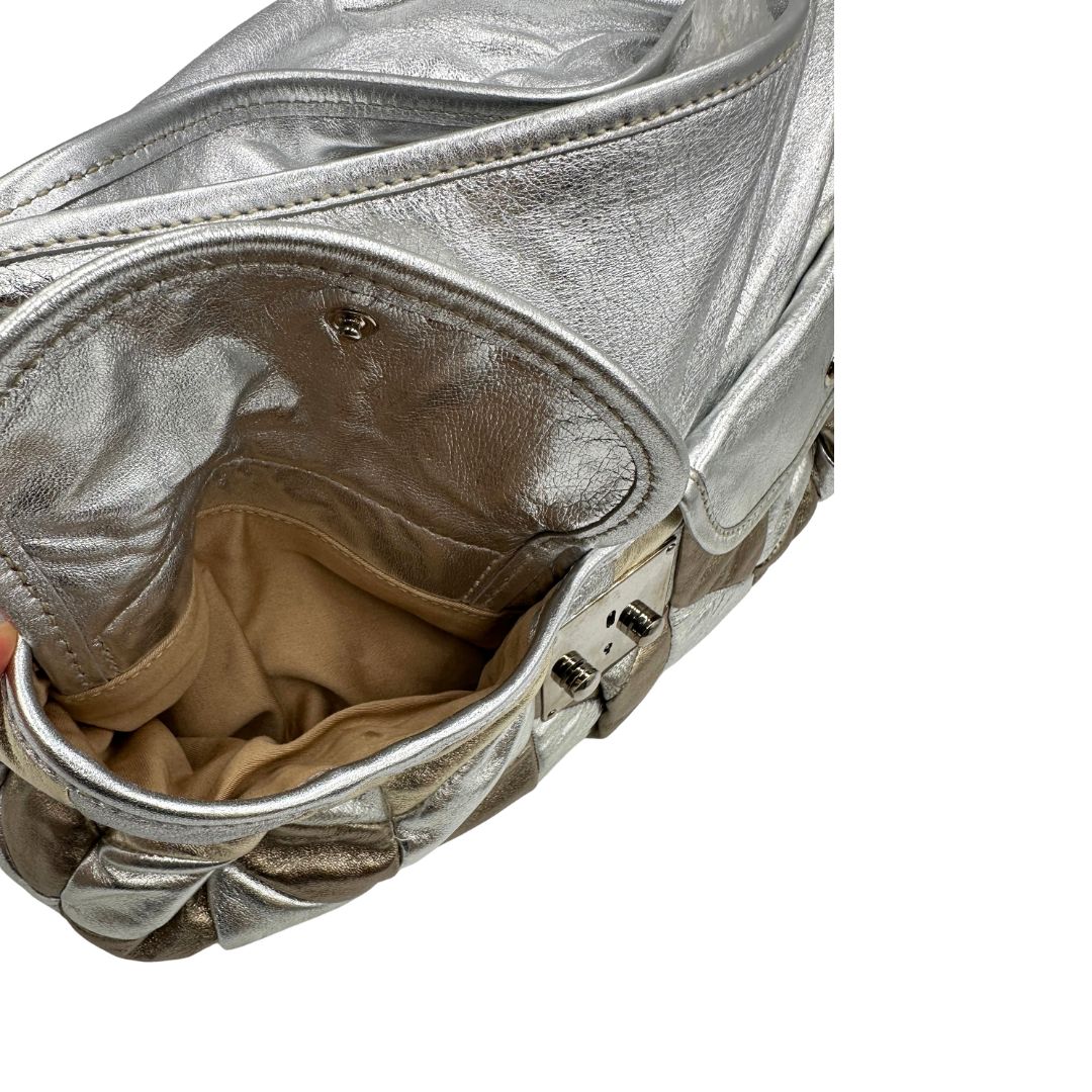 interno Borsa Miu Miu in pelle matelassè color argento e oro champagne con parti metalliche argentate, di lusso, originale, ottime condizioni