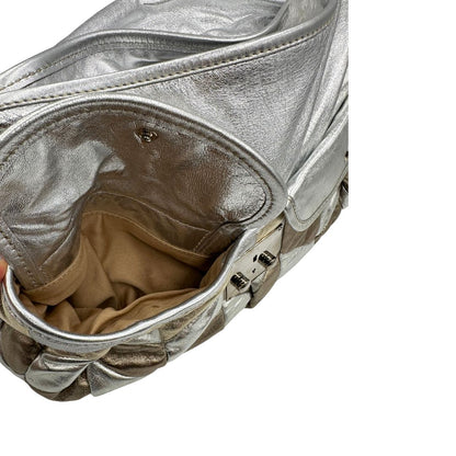interno Borsa Miu Miu in pelle matelassè color argento e oro champagne con parti metalliche argentate, di lusso, originale, ottime condizioni