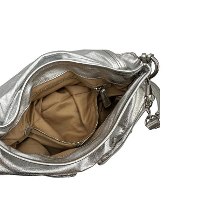 interno Borsa Miu Miu in pelle matelassè color argento e oro champagne con parti metalliche argentate, di lusso, originale, ottime condizioni
