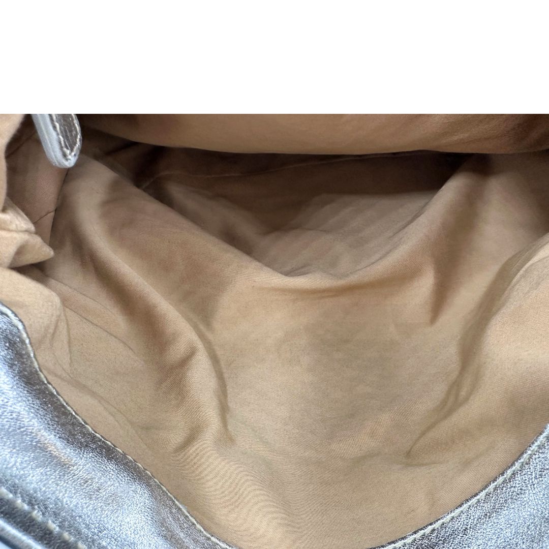 interno Borsa Miu Miu in pelle matelassè color argento e oro champagne con parti metalliche argentate, di lusso, originale, ottime condizioni