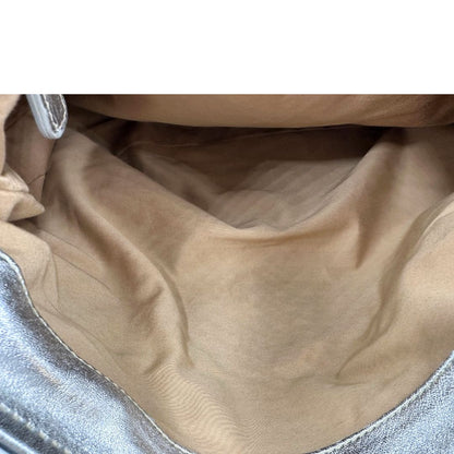 interno Borsa Miu Miu in pelle matelassè color argento e oro champagne con parti metalliche argentate, di lusso, originale, ottime condizioni