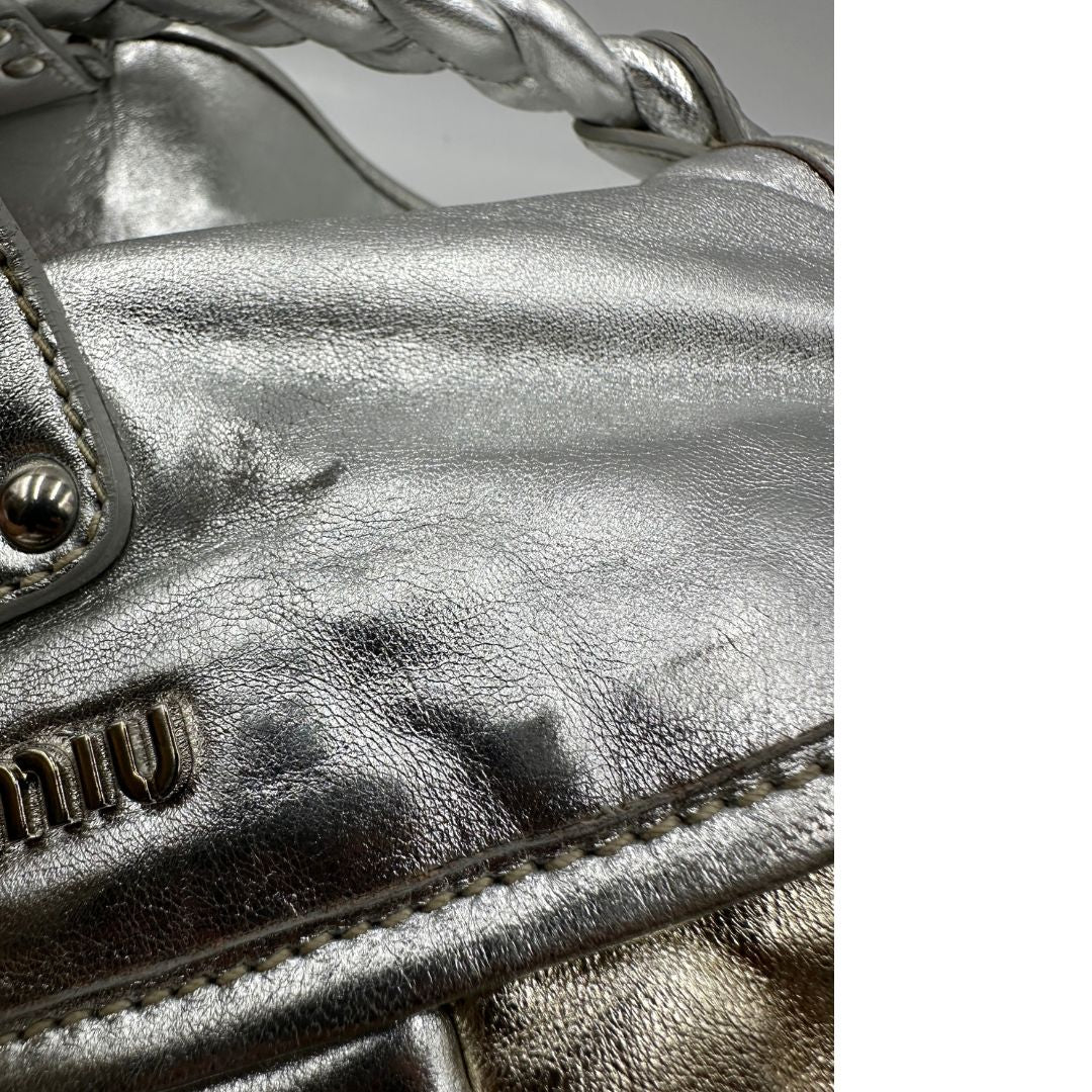 Borsa Miu Miu in pelle matelassè color argento e oro champagne con parti metalliche argentate, di lusso, originale, ottime condizioni