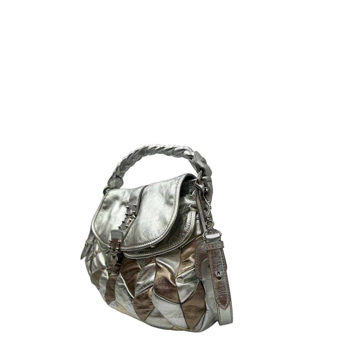 lato Borsa Miu Miu in pelle matelassè color argento e oro champagne con parti metalliche argentate, di lusso, originale, ottime condizioni 
