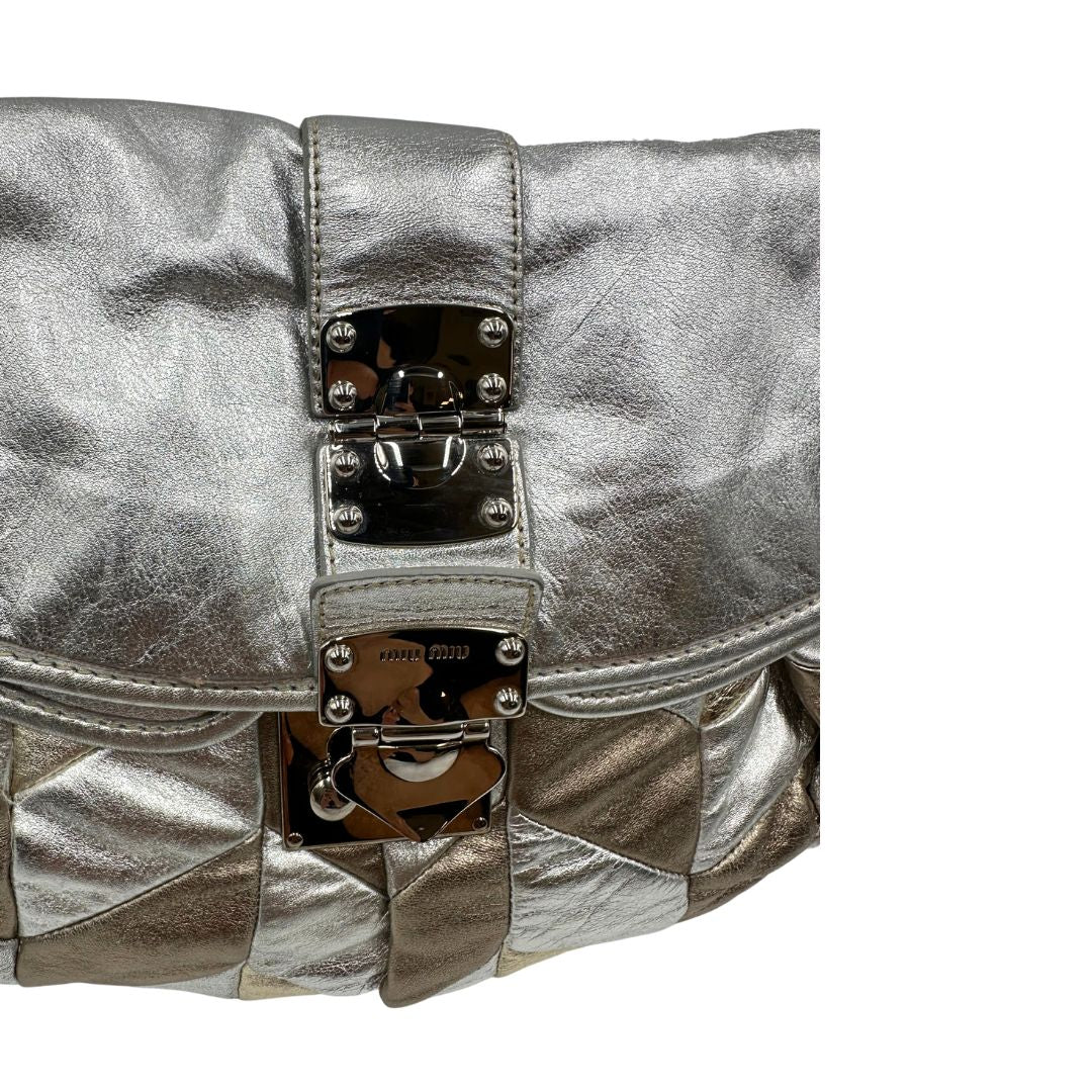 Borsa Miu Miu in pelle matelassè color argento e oro champagne con parti metalliche argentate, di lusso, originale, ottime condizioni