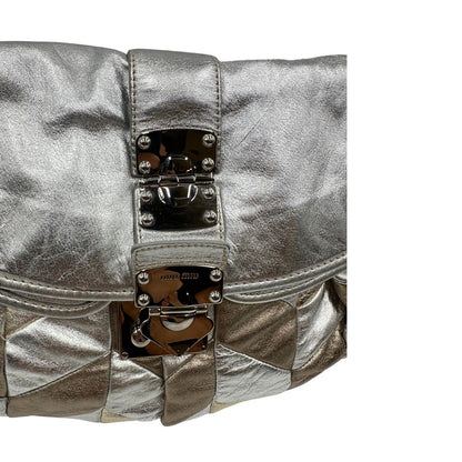 Borsa Miu Miu in pelle matelassè color argento e oro champagne con parti metalliche argentate, di lusso, originale, ottime condizioni