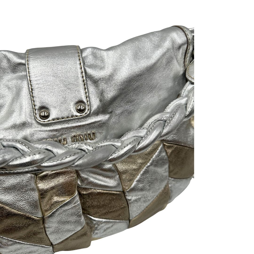 Borsa Miu Miu in pelle matelassè color argento e oro champagne con parti metalliche argentate, di lusso, originale, ottime condizioni