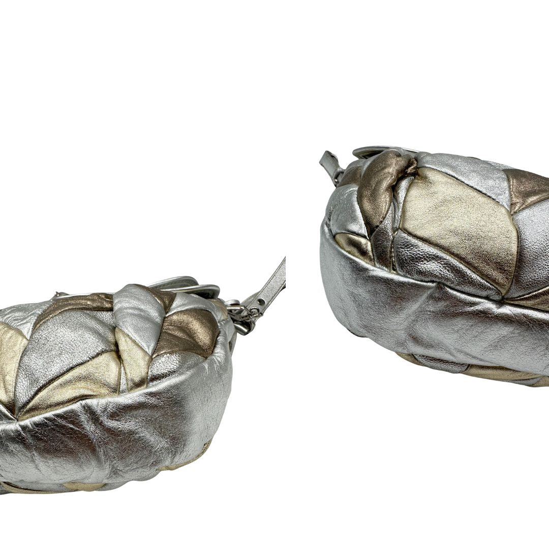 angoli Borsa Miu Miu in pelle matelassè color argento e oro champagne con parti metalliche argentate, di lusso, originale, ottime condizioni 