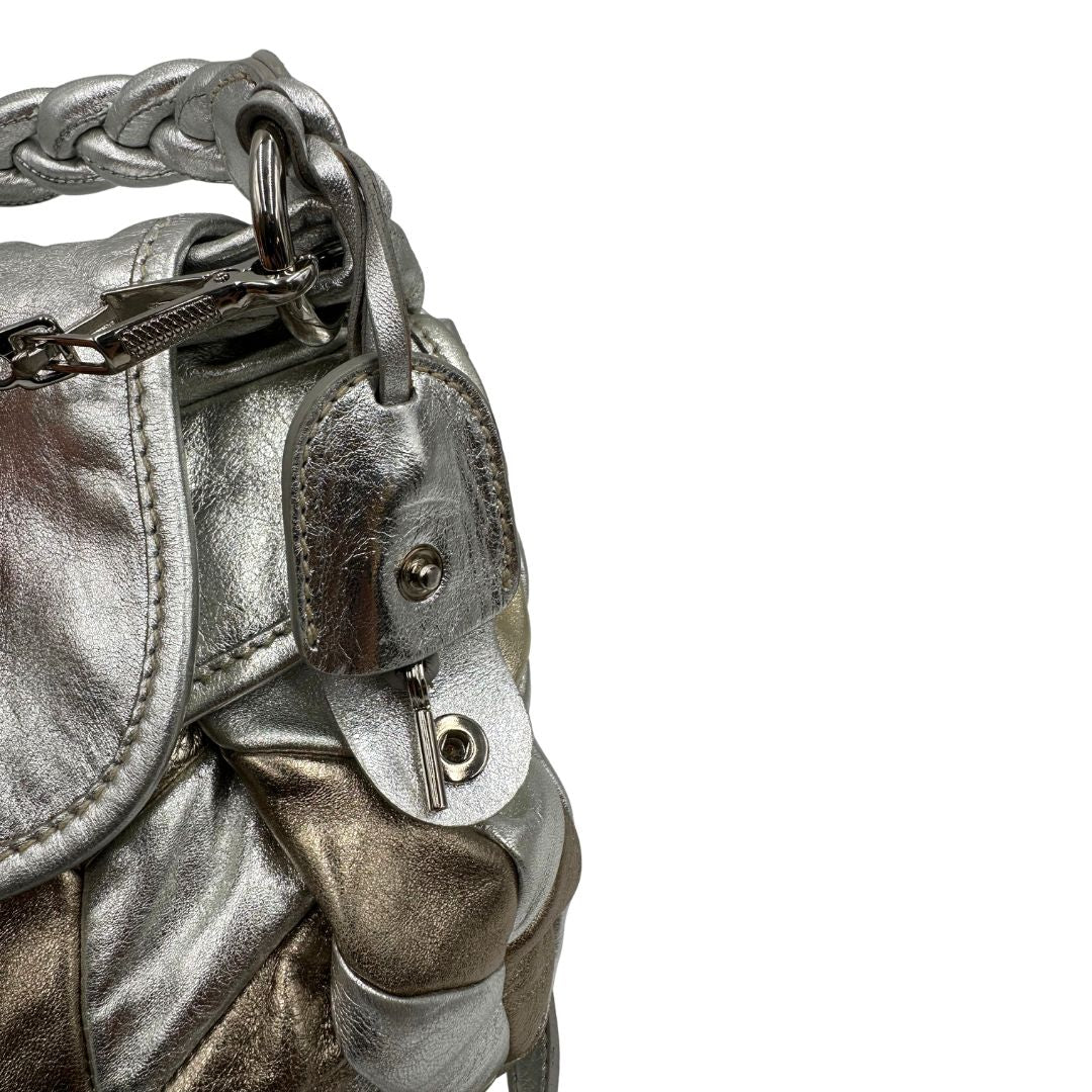 Borsa Miu Miu in pelle matelassè color argento e oro champagne con parti metalliche argentate, di lusso, originale, ottime condizioni