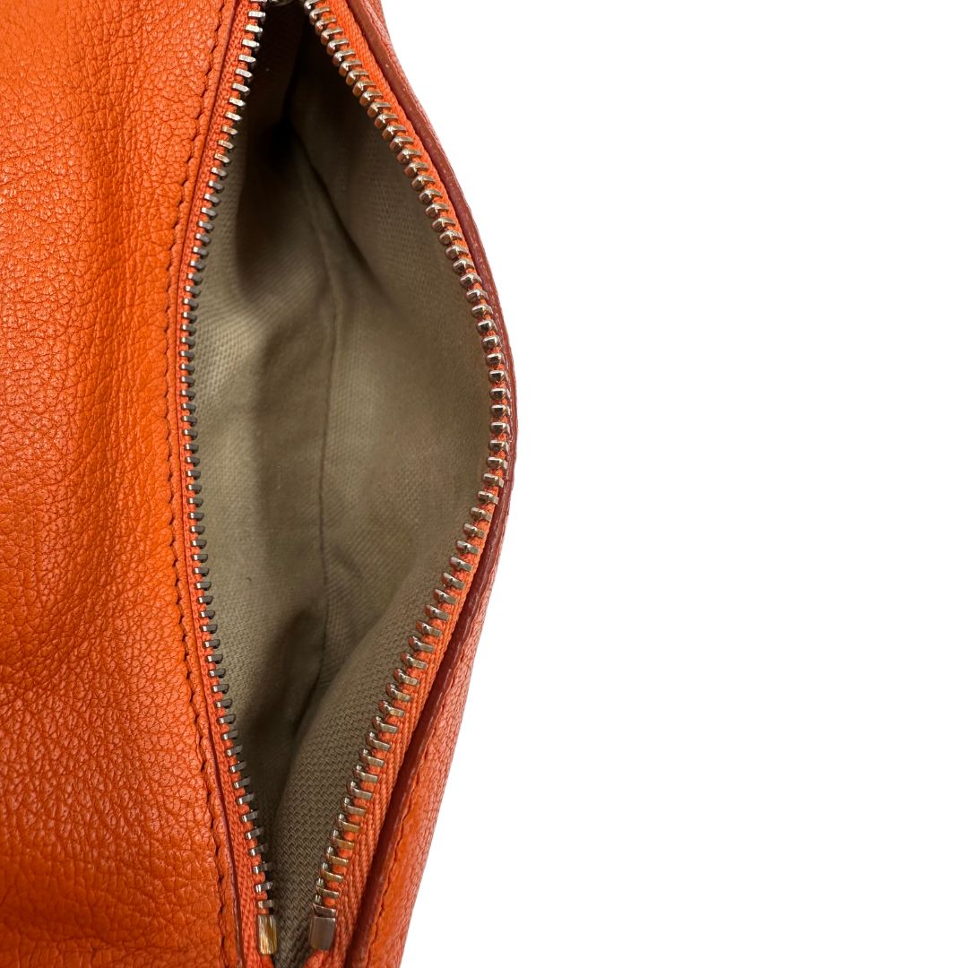 interno della Pochette Givenchy in pelle arancione 