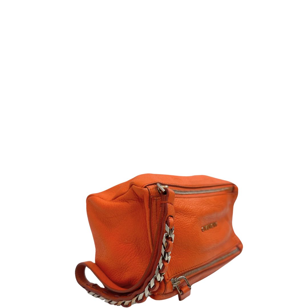 lato della Pochette Givenchy in pelle arancione 