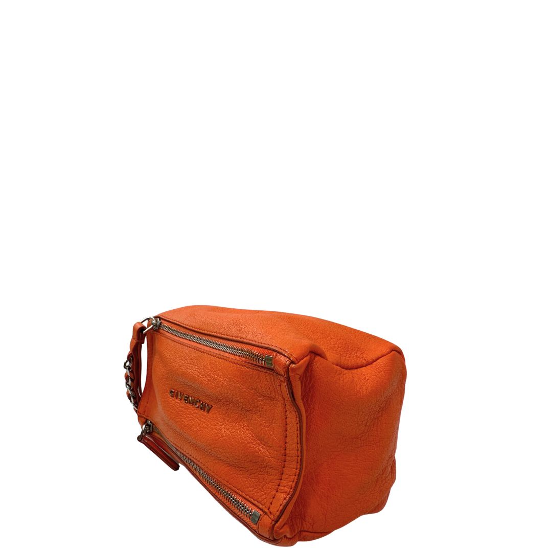lato della Pochette Givenchy in pelle arancione