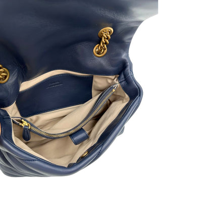 Interno, Borsa Pinko nella versione media in morbida nappa blu trapuntata e hardware dorato, indossabile a tracolla o a spalla. Originale, usata, di lusso, in ottime condizioni.