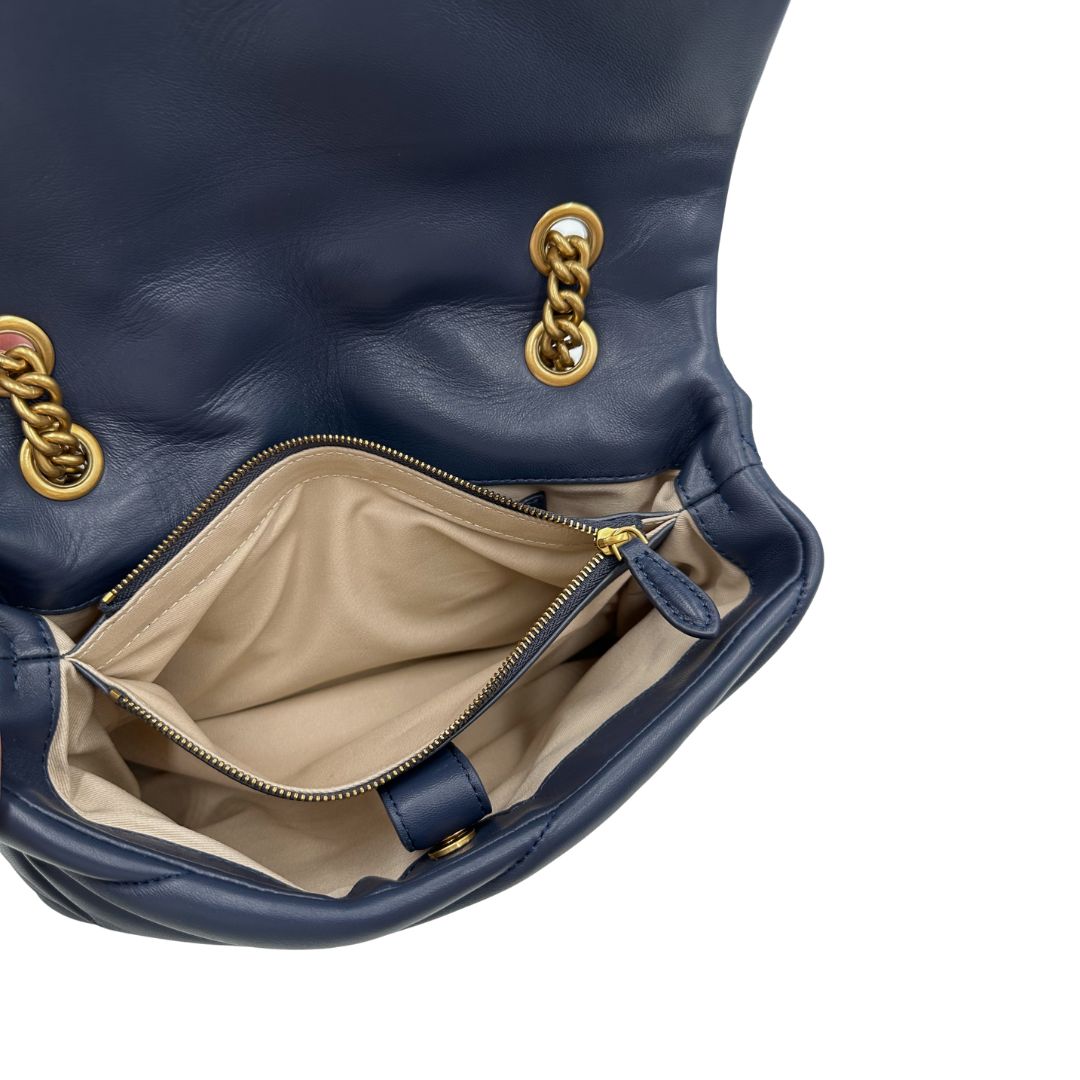 Interno, Borsa Pinko nella versione media in morbida nappa blu trapuntata e hardware dorato, indossabile a tracolla o a spalla. Originale, usata, di lusso, in ottime condizioni.