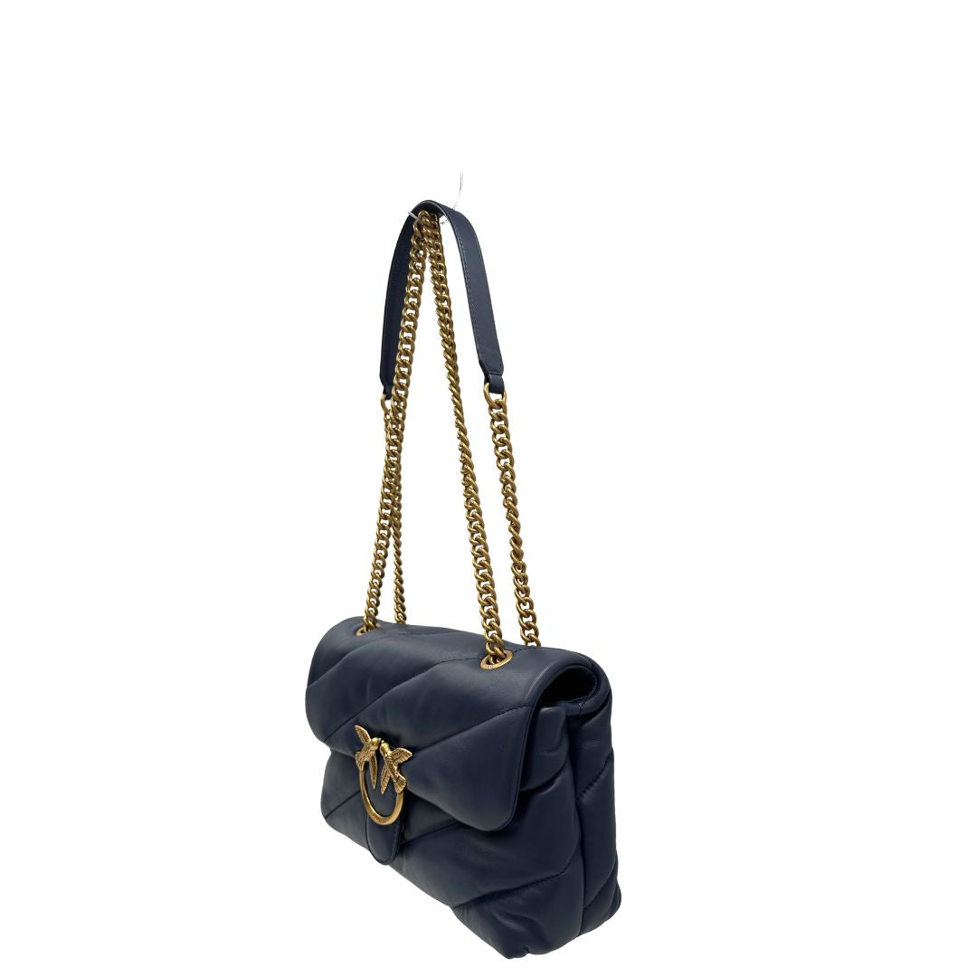 Laterale, Borsa Pinko nella versione media in morbida nappa blu trapuntata e hardware dorato, indossabile a tracolla o a spalla. Originale, usata, di lusso, in ottime condizioni.
