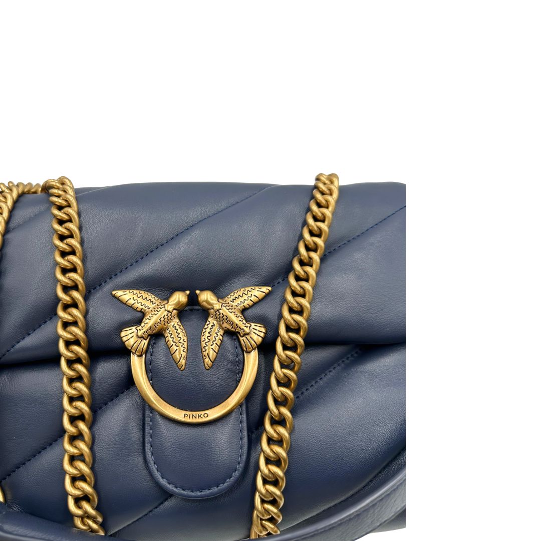 Borsa Pinko nella versione media in morbida nappa blu trapuntata e hardware dorato, indossabile a tracolla o a spalla. Originale, usata, di lusso, in ottime condizioni.