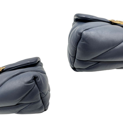 Angoli, Borsa Pinko nella versione media in morbida nappa blu trapuntata e hardware dorato, indossabile a tracolla o a spalla. Originale, usata, di lusso, in ottime condizioni.