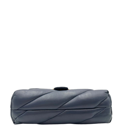 Base, Borsa Pinko nella versione media in morbida nappa blu trapuntata e hardware dorato, indossabile a tracolla o a spalla. Originale, usata, di lusso, in ottime condizioni.