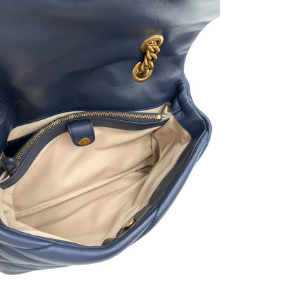 Interno, Borsa Pinko nella versione media in morbida nappa blu trapuntata e hardware dorato, indossabile a tracolla o a spalla. Originale, usata, di lusso, in ottime condizioni.