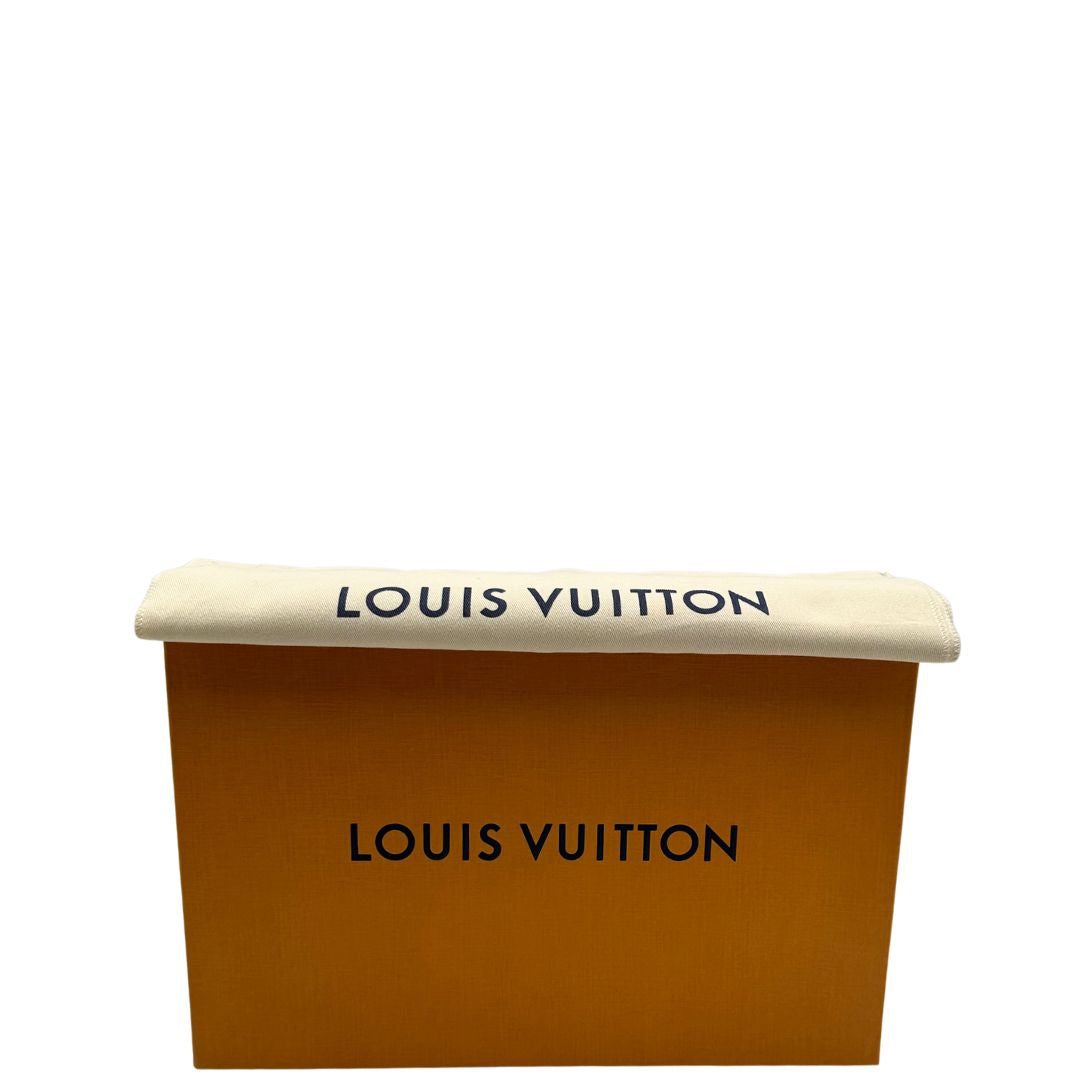 corredo Borsa Louis Vuitton Anytime realizzata nell'iconica pelle Monogram Empreinte nera e impreziosita dall'elegante catenella scorrevole dorata, di lusso, originale, eccellenti condizioni. 