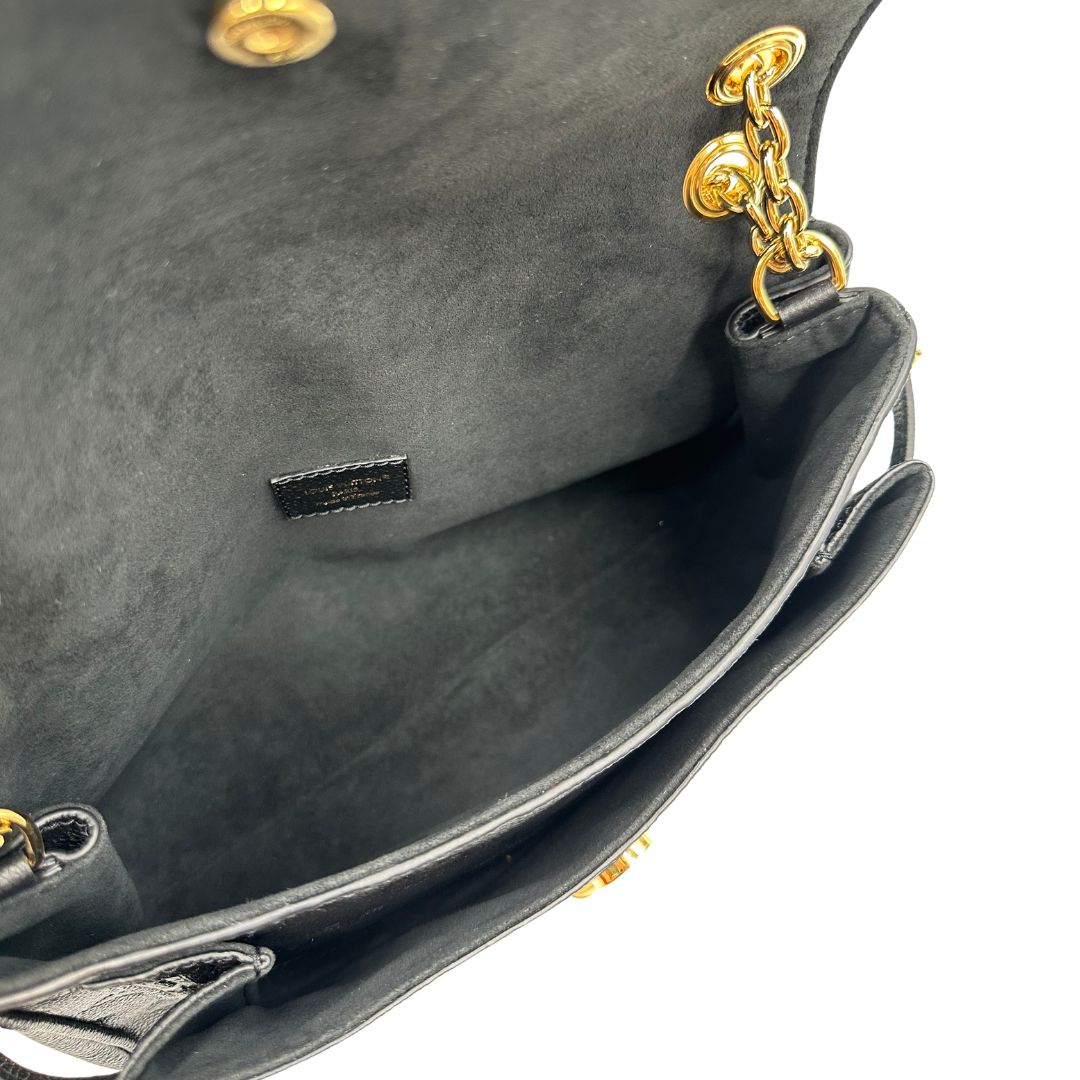 interno Borsa Louis Vuitton Anytime realizzata nell'iconica pelle Monogram Empreinte nera e impreziosita dall'elegante catenella scorrevole dorata, di lusso, originale, eccellenti condizioni. 