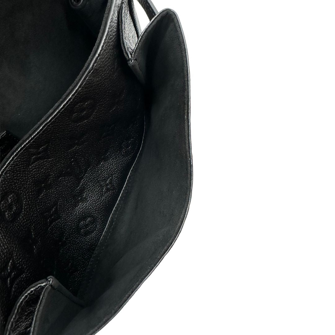 interno Borsa Louis Vuitton Anytime realizzata nell'iconica pelle Monogram Empreinte nera e impreziosita dall'elegante catenella scorrevole dorata, di lusso, originale, eccellenti condizioni.