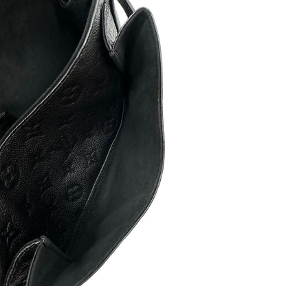 interno Borsa Louis Vuitton Anytime realizzata nell'iconica pelle Monogram Empreinte nera e impreziosita dall'elegante catenella scorrevole dorata, di lusso, originale, eccellenti condizioni.