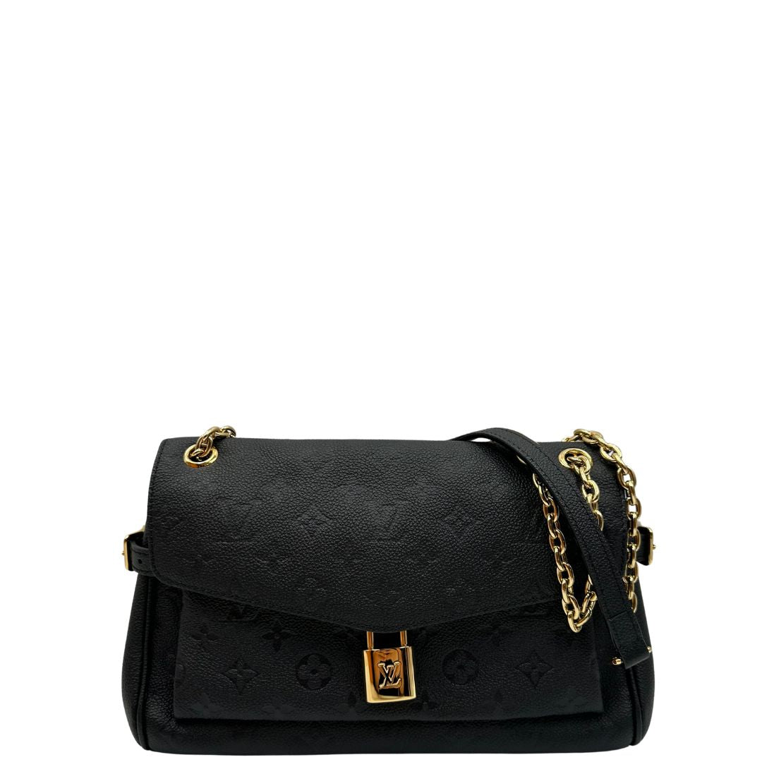 front Borsa Louis Vuitton Anytime realizzata nell'iconica pelle Monogram Empreinte nera e impreziosita dall'elegante catenella scorrevole dorata, di lusso, originale, eccellenti condizioni. 