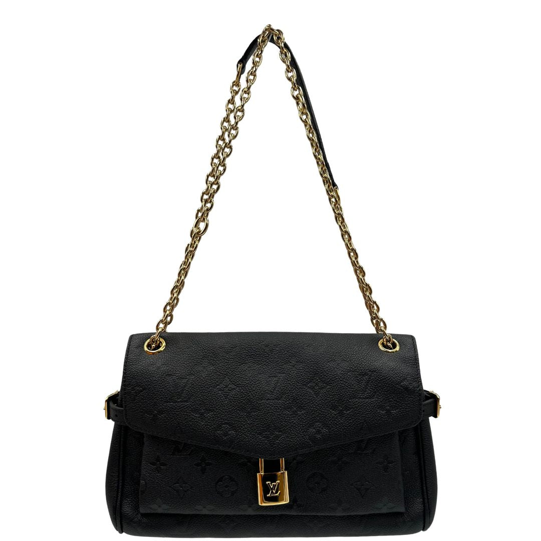 front Borsa Louis Vuitton Anytime realizzata nell'iconica pelle Monogram Empreinte nera e impreziosita dall'elegante catenella scorrevole dorata, di lusso, originale, eccellenti condizioni. 