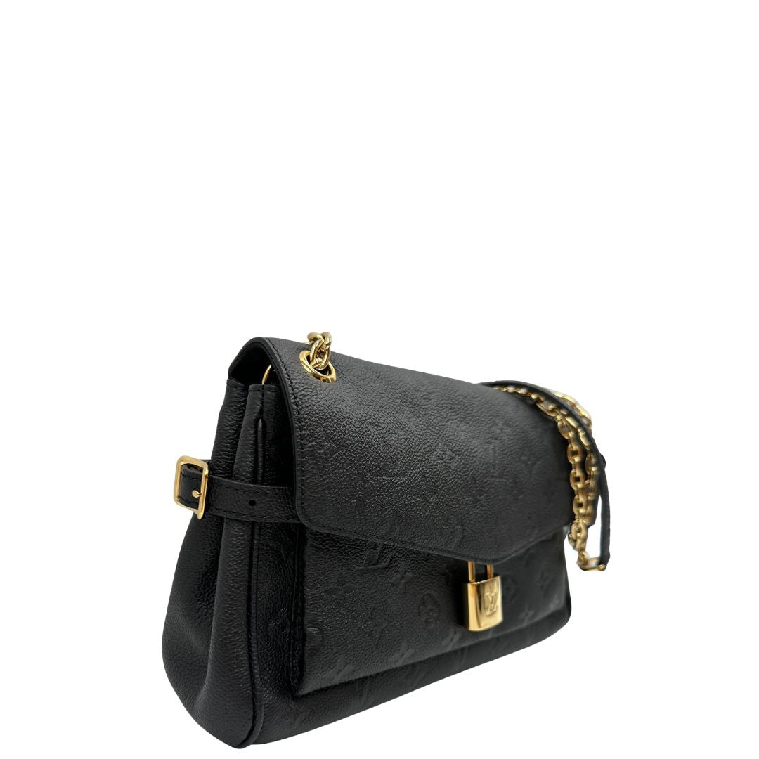 lato Borsa Louis Vuitton Anytime realizzata nell'iconica pelle Monogram Empreinte nera e impreziosita dall'elegante catenella scorrevole dorata, di lusso, originale, eccellenti condizioni. 