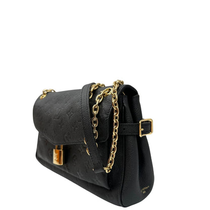 lato Borsa Louis Vuitton Anytime realizzata nell'iconica pelle Monogram Empreinte nera e impreziosita dall'elegante catenella scorrevole dorata, di lusso, originale, eccellenti condizioni. 