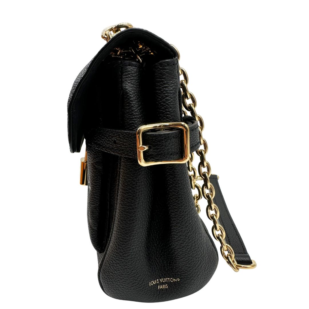 Borsa Louis Vuitton Anytime realizzata nell'iconica pelle Monogram Empreinte nera e impreziosita dall'elegante catenella scorrevole dorata, di lusso, originale, eccellenti condizioni. 