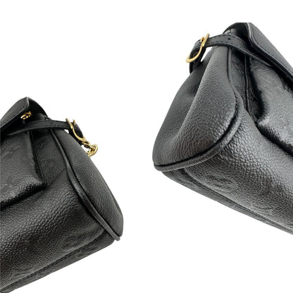 angoli interno Borsa Louis Vuitton Anytime realizzata nell'iconica pelle Monogram Empreinte nera e impreziosita dall'elegante catenella scorrevole dorata, di lusso, originale, eccellenti condizioni. 