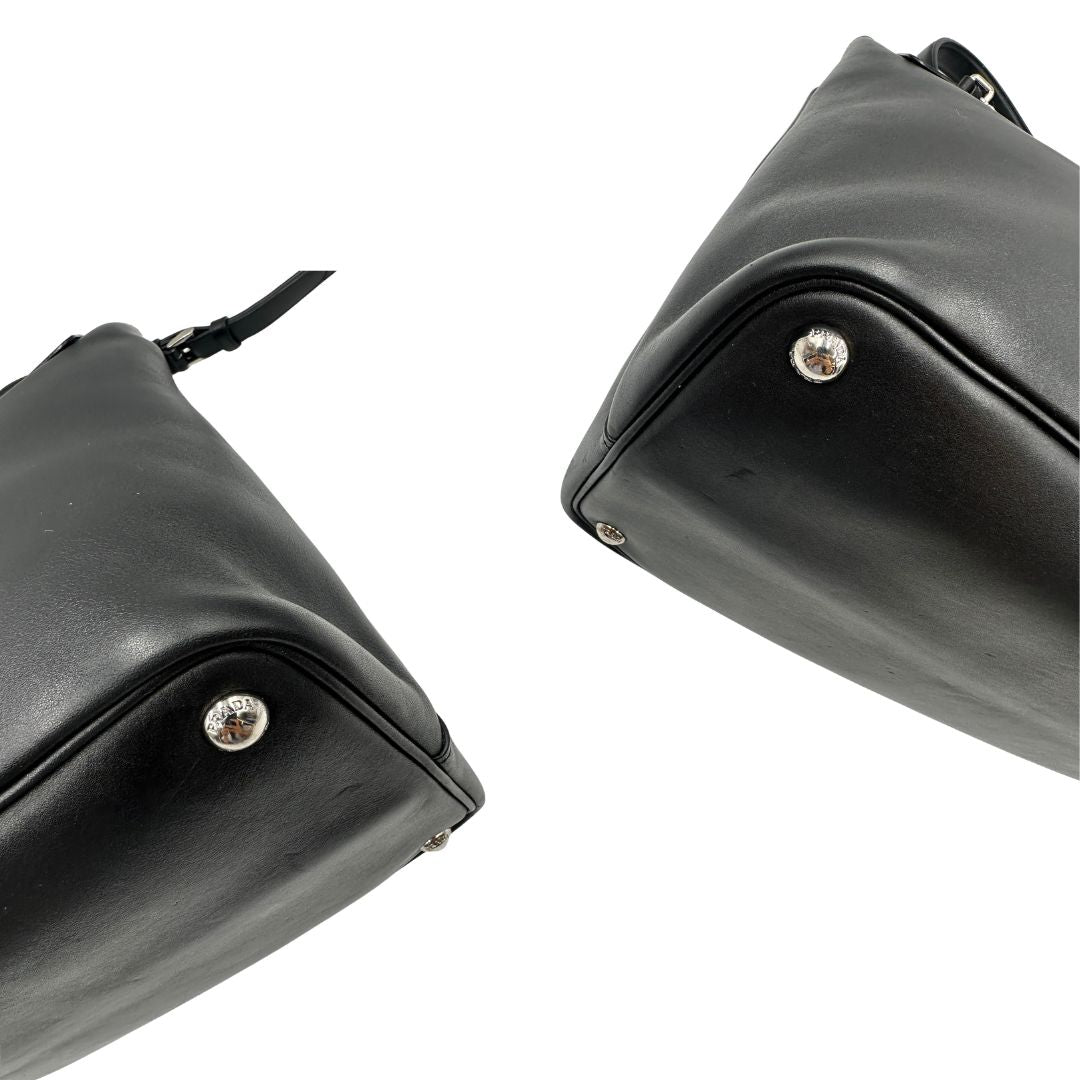 angoli  Borsa Prada 2Way in pelle nera con hardware argentato, di lusso, originale, ottime condizioni, usata 
