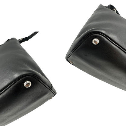 angoli  Borsa Prada 2Way in pelle nera con hardware argentato, di lusso, originale, ottime condizioni, usata 