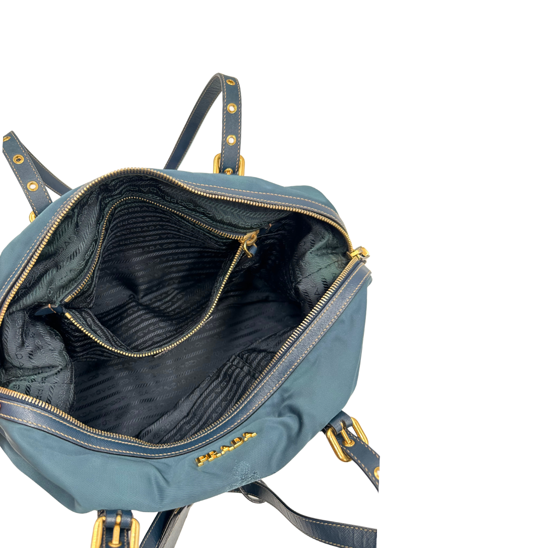 interno Borsa Prada in nylon color blu petrolio, finiture in pelle saffiano tono su tono e hardware dorato, di lusso, originale, ottime condizioni, usata 