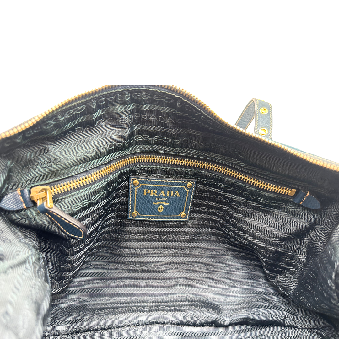 interno Borsa Prada in nylon color blu petrolio, finiture in pelle saffiano tono su tono e hardware dorato, di lusso, originale, ottime condizioni, usata 