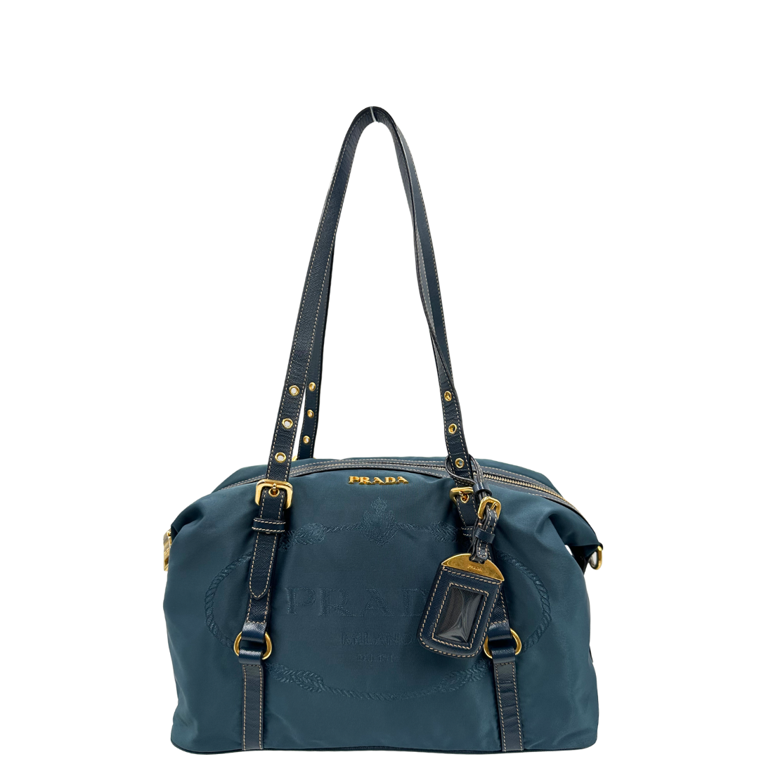 front Borsa Prada in nylon color blu petrolio, finiture in pelle saffiano tono su tono e hardware dorato, di lusso, originale, ottime condizioni, usata 
