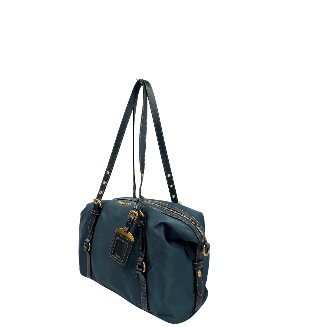 lato Borsa Prada in nylon color blu petrolio, finiture in pelle saffiano tono su tono e hardware dorato, di lusso, originale, ottime condizioni, usata 