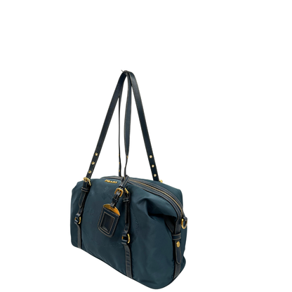 lato Borsa Prada in nylon color blu petrolio, finiture in pelle saffiano tono su tono e hardware dorato, di lusso, originale, ottime condizioni, usata 